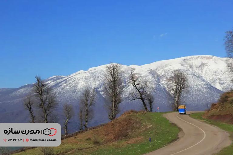 قله ی درفک علاوه بر غار یخی و یخچال طبیعی که در بالا به آن اشاره کرده ایم جاهای دیدنی دیگری نیز دارد از جمله دشت ها و جنگلهایی زیبایی که در اطراف قله وجود دارد
