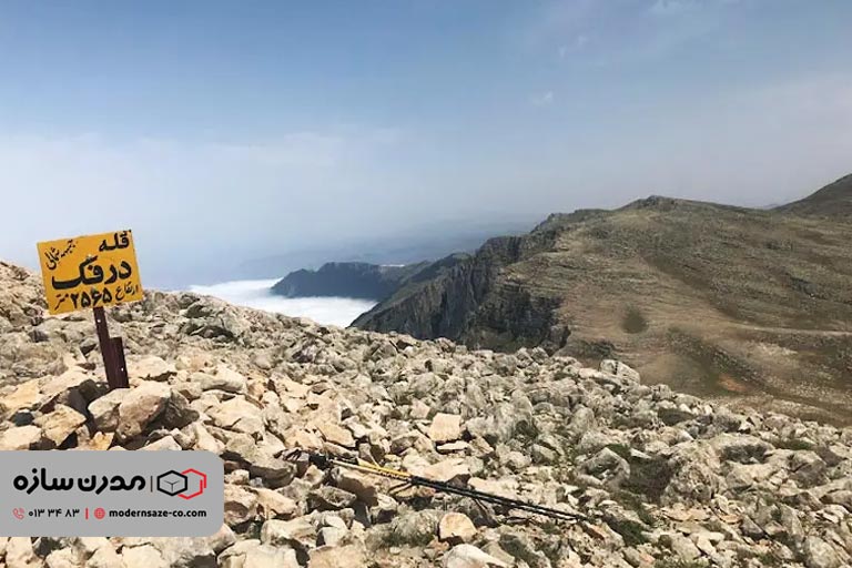 قله ی درفک علاوه بر غار یخی و یخچال طبیعی که در بالا به آن اشاره کرده ایم جاهای دیدنی دیگری نیز دارد از جمله دشت ها و جنگلهایی زیبایی که در اطراف قله وجود دارد