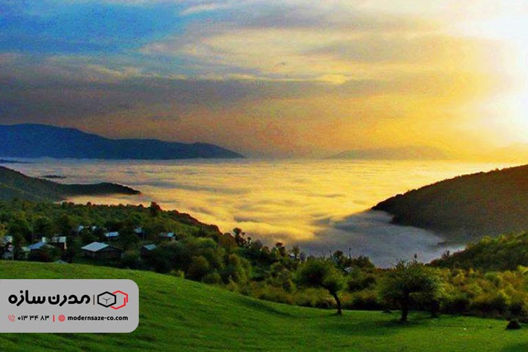 قله ی درفک علاوه بر غار یخی و یخچال طبیعی که در بالا به آن اشاره کرده ایم جاهای دیدنی دیگری نیز دارد از جمله دشت ها و جنگلهایی زیبایی که در اطراف قله وجود دارد